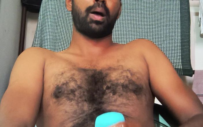HornyHunk: Yeni seks oyuncağımla mastürbasyon yapıyorum