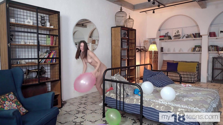 My 18 Teens: My18teens - roztomilá dívka v bílých kalhotkách kouří balónky a hraje...