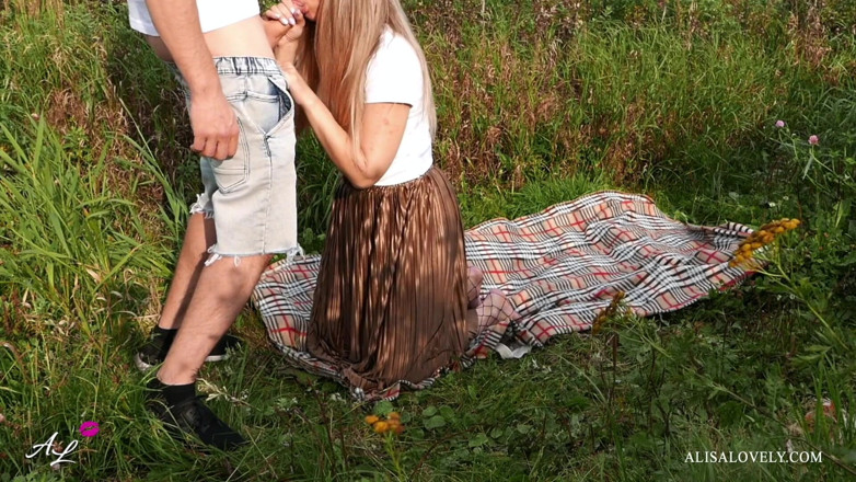 Alisa Lovely: Piknikte kız arkadaşla gerçek açık havada seks