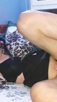 Latina Trans Taniax Plays with Huge Dildo and Get a Sissygasm