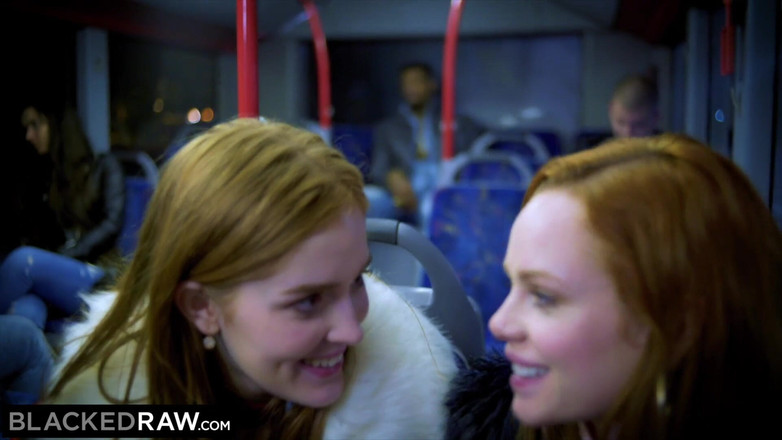 Blackedraw: BLACKEDRAW - Două frumuseți fut o pulă neagră uriașă în autobuz!