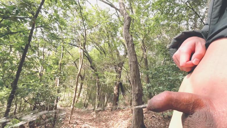 hueikun: Chlapec s malou předkožkou čůrá venku obrovský proud