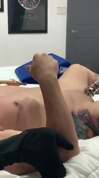 Mon gode ceinture - enfermé dans une cage et fait pour me lécher la chatte et le trou du cul pendant que sa bite se débat