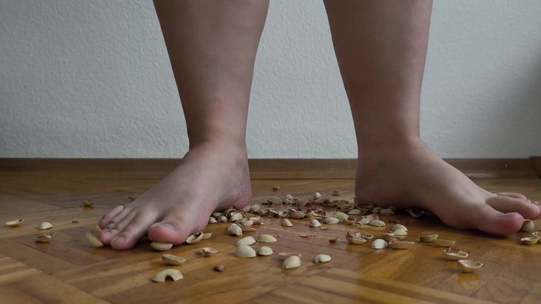 Your QueenXoXo: 130kg Frau, Die Auf Pistazieschalen Geht - Knirschende Klänge