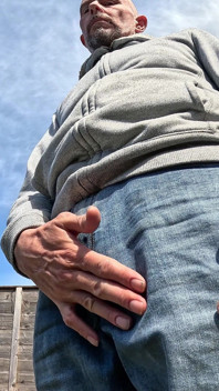 Masturbarse y correrse fuera de la casa de un amigo usando jeans - rockardglans