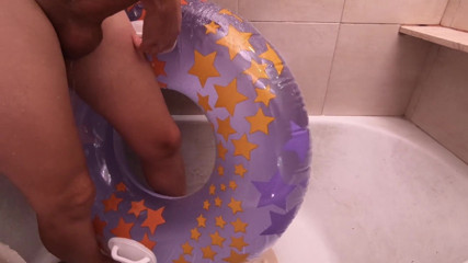 Inflatable Lovers: Koupelna s nafukovacím kroužkem