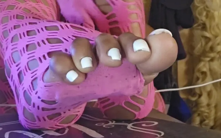 Pattykakes: Wiggling Dirty Toes in Pink Fishnets