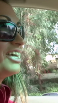 Une MILF à forte poitrine avec des lunettes de soleil chevauche une grosse bite noire sur le canapé rouge