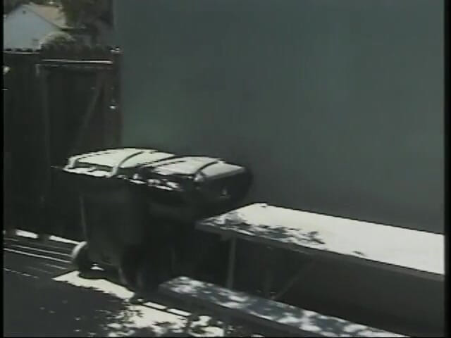 Cumming Soon: 男はベッドの上で後ろから女性に突っ込む