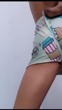 Une jumelle desi indienne danse sensuellement et exhibe son cul dans la chambre - taquinage femboy romantique