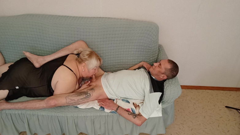 Zona901: Сусідка вимішує своє горло глибоким мінетом і ковтає сперму