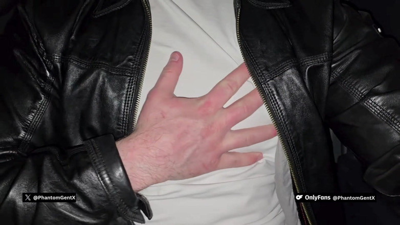 PhantomGentX: Un garçon excité en veste en cuir se branle dans...