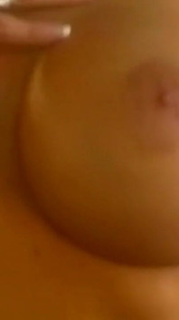 Blonde babe met grote tieten wordt intens gevingerd