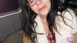 西班牙女孩在街上自慰并展示她的乳房