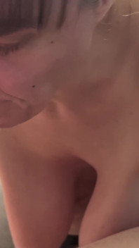 Ich benutze alle drei meiner Löcher und bekomme eine Ladung in meine Kehle und in meinen Arsch!