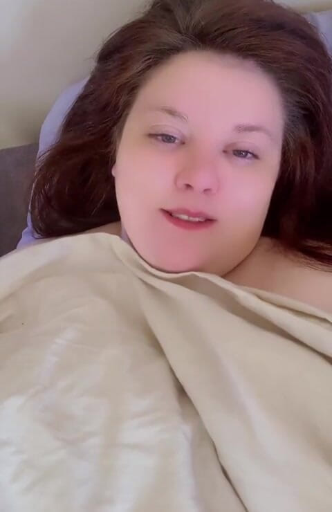 Aliceqii: Em primeiro plano - meio-irmão me acorda para fazer sexo