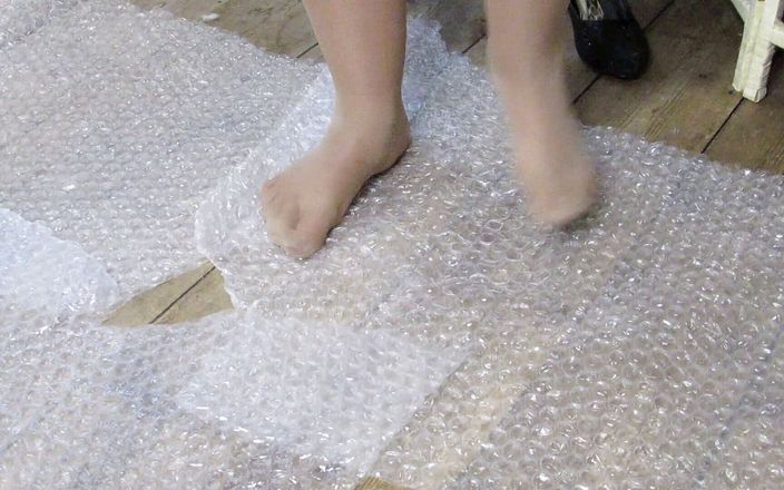 Mature Vixen: Bubble wrap popping feet