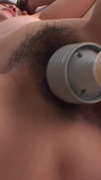 Scène japonaise perverse - une 4_japanese à la chatte touffue reçoit un creampie dans le