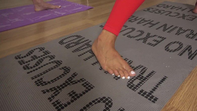 Latina Fetish: Йога Ліллі і бондажний термоядерний пояс, зв'язаний, зв'язаний і заглушена джгутом Ballgag! (повний)