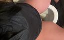 MILFy Calla: Vacker Milfycalla med hungrig fitta kissa på toaletten, pissar närbild 182