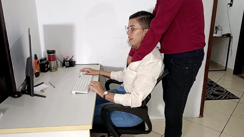 Gabi SweetCouplesStories: Encontro com o Chefe no Primeiro Dia de Trabalho.