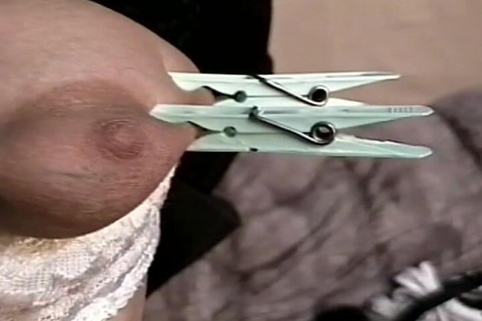 NM fetish femdom videos by Princess Nikki Cruel: Awek luar biasa dipukul pepeknya yang dicukur dan lembap dipukul