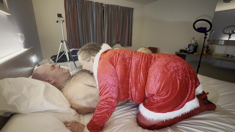 Aaexperiencesltd: Bölüm 1:- Bayan Kinksmas booboo'ya iyi bir Noel sikişi veriyor!