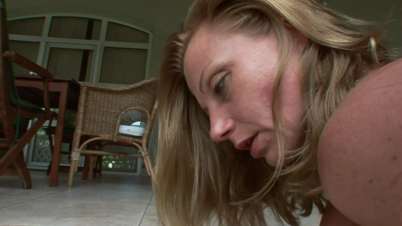Emma Gold: Une MILF se fait baiser dans la nature