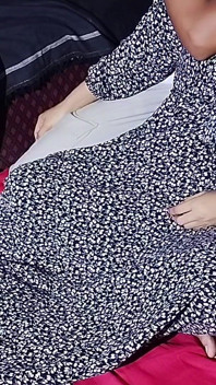 Fată indiancă desi sexy își înșală iubitul futându-se cu proaspătul iubit, videoclip complet cu sex