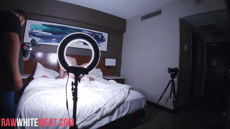 Raw White Meat: 큰 미국 질싸 Bts를 느끼는 인도 바비