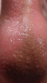 吮吸和舔继母的唾液覆盖的球