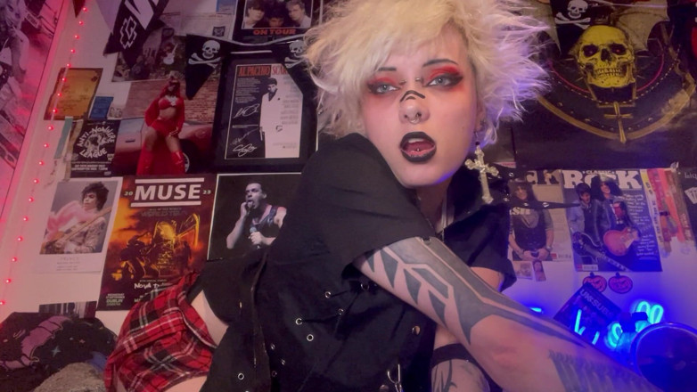 Glitterqueen1999: Deine Goth stiefschwester 1999 gibt dir WICHsanleitung vor ihrem konzert - Tabu-Fetisch...