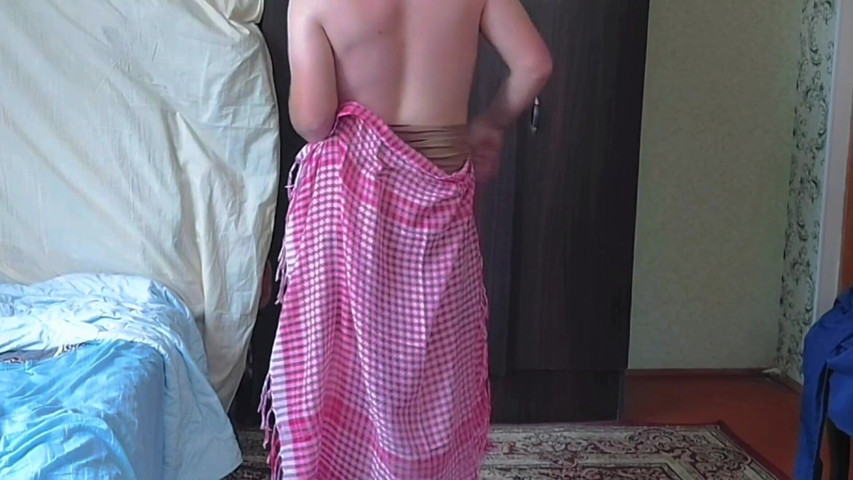 Sissy Showing off Big Booty While Smiling Innocently (Kitty_Cross)