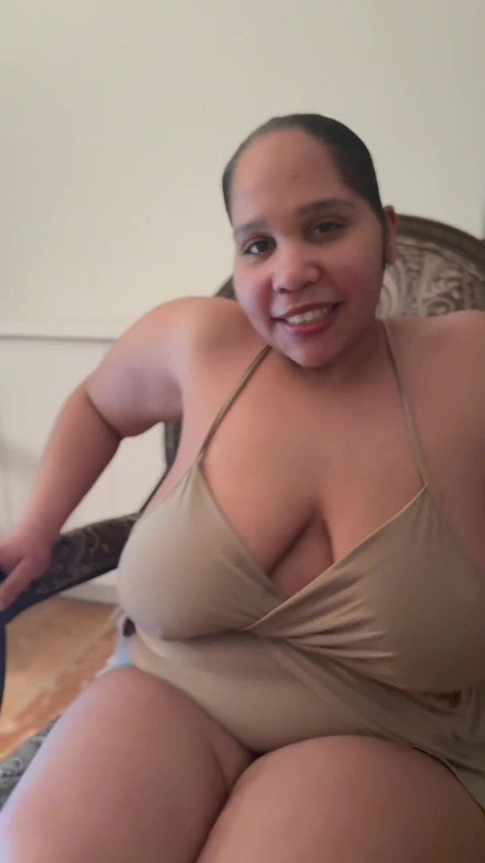 PutiLing: Provocación de zapatos colgando piernas cruzadas, la grasa culona grandota...