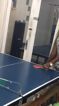 Hrát ping pong je po vítězství na jed