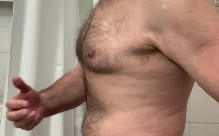 Tjenner: Runkar av halv naken på sängen - intensiv orgasm
