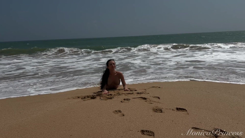 Princess Monica: Nahoře bez na pláži, Prstění kundičky, Venkovní nahota