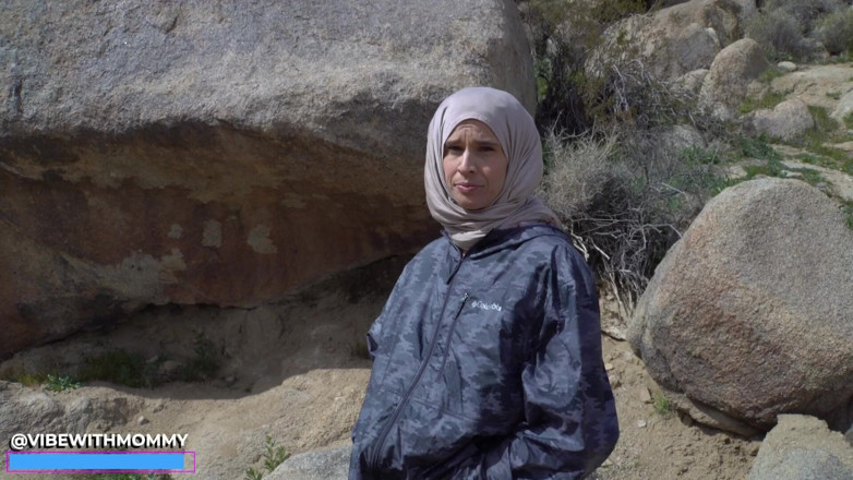 VibeWithMommy: Femeie soldat conservatoare hijabi