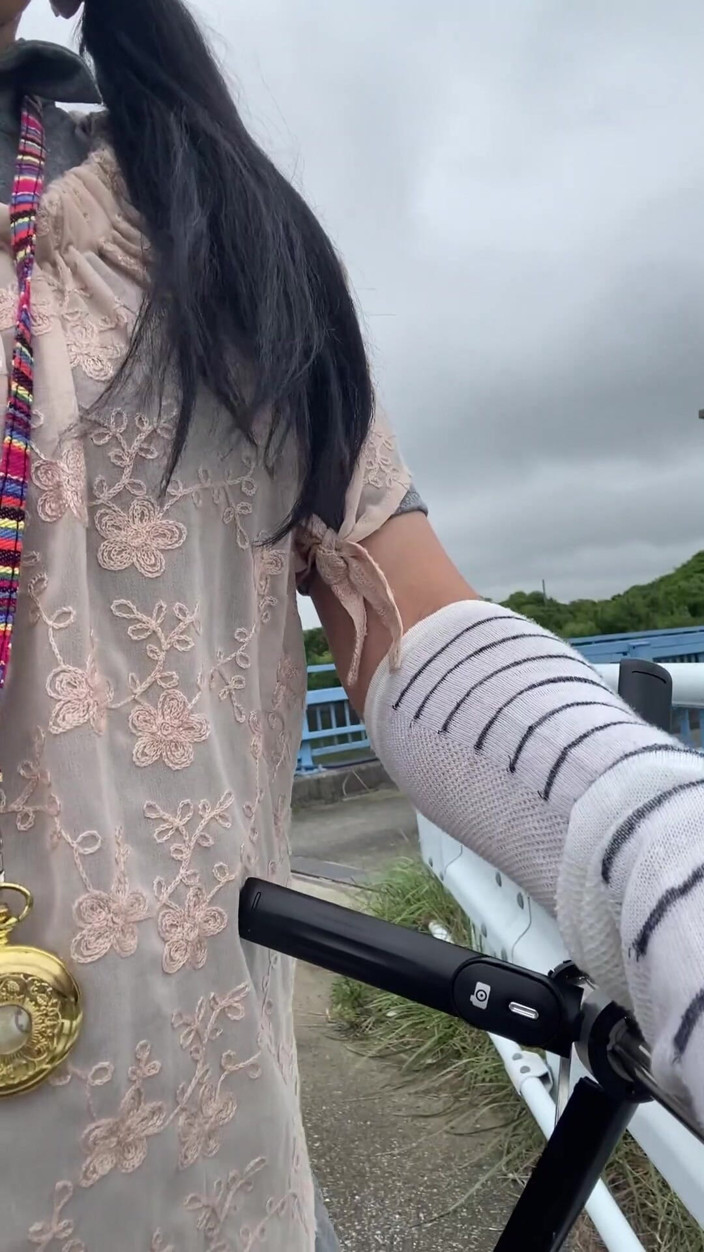 megu2002: El exhibicionista número 258 camina con pantalones de pierna separada