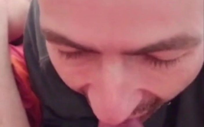 Justin hoodwar: Een man geeft zijn grote pik aan een pijpbeurt in...