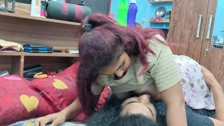 Vaishnavysharunraj: 屁股亲吻浪漫与胸部吮吸