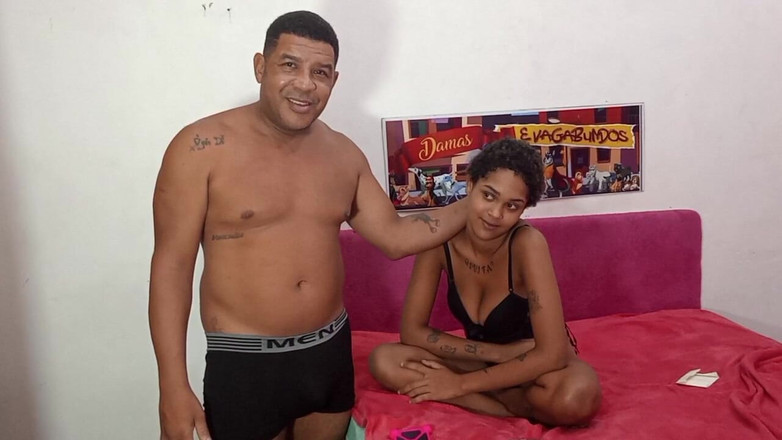 Bebes vagabundas: Novinha seduce l'amico del suo patrigno