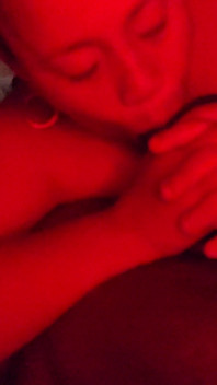 Cewek cebol colombiana lil si cewek cebol dengan merah gratis