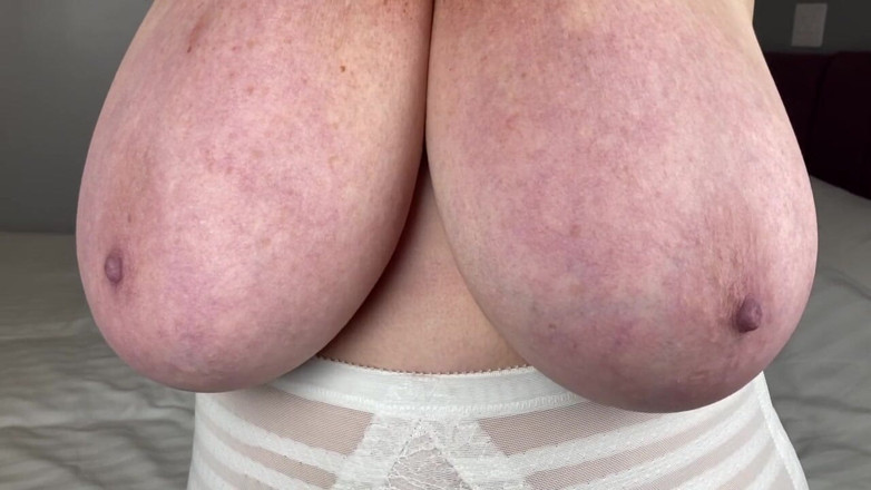 Mr MF: Sra. Madura pés vestindo cinta vintage e meias totalmente feitas