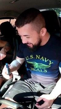 Pompino nel traffico: mostra una bruna che mostra il seno e succhia tutto ciò che c'è in macchina