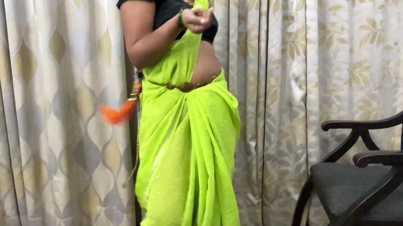 desi_babe1234: Desi indiana miLF Bhabhji con culo grosso in Saree scopa...