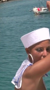 Cewek pelaut toket besar pamer badan di luar ruangan di pinggir laut