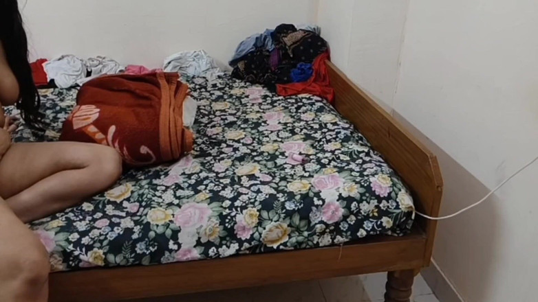 Hemant sarita: 남편은 집에 없었고, 시아버지는 며느리를 힘차게 성교시켰고, 힌디어 목소리로 성교했습니다.