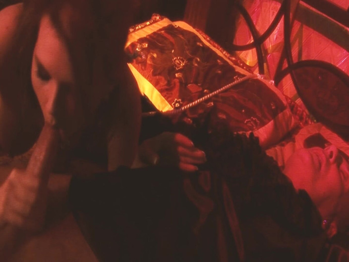 SEXUAL SIN: Chic bertiga adegan 3_elegant blonde bertetek besar dalam pakaian dalam berkongkek...