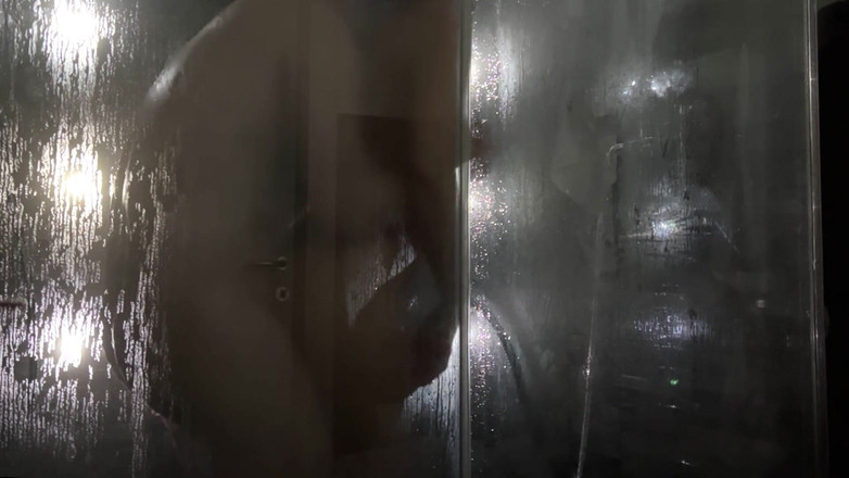 ManMaxCum: 겸둥이 갈색 머리의 비누 질에 미끄러진 자지